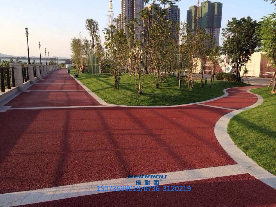 透水地坪掉石子的原因是什么？